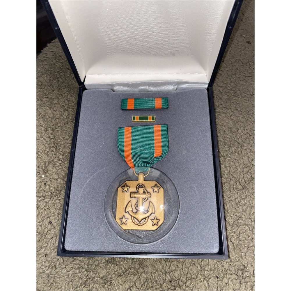 US Navy & Marine Corps Achievement Medal with Ribbon and Lapel Pin‎ Rare